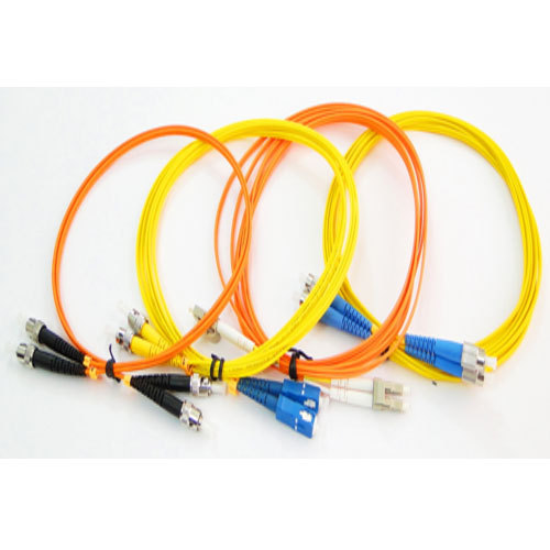 ¿Qué significan los diferentes colores y conectores del cable de conexión de fibra óptica?